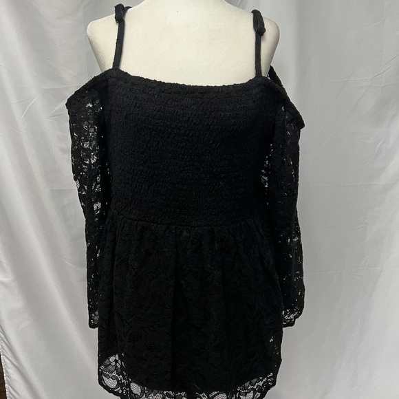 TORRID | Babydoll Lace Smocked Cold Shoulder Top | Size 1 - Picture 5 of 6